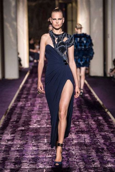 Abiti da sera di Versace da donna .